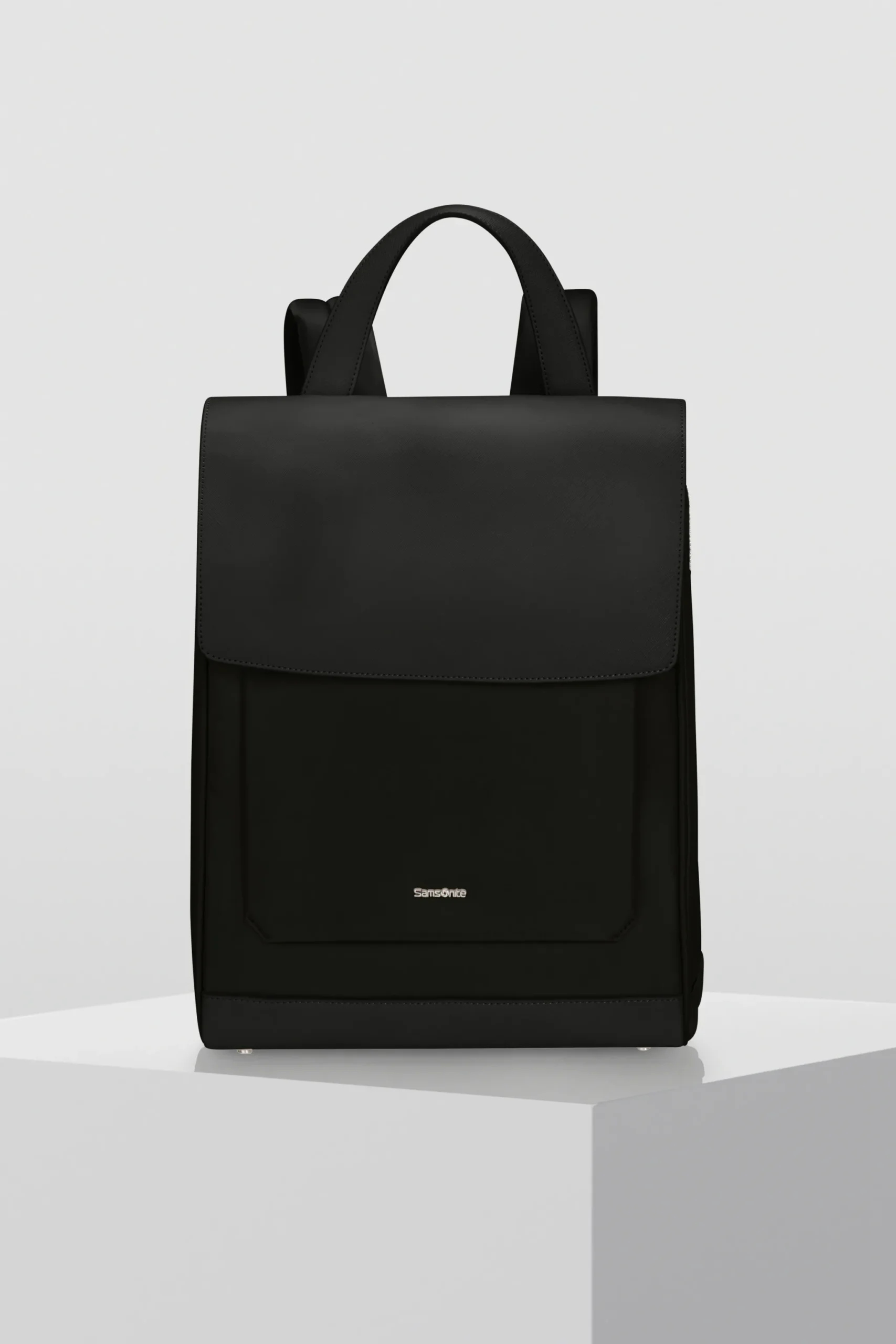 129431_1041_BACKPACK_WFLAP_14.1_ON_CUBE